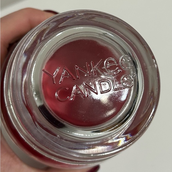 Yankee Candle Cherries on Snow Red Jar - Picture 3 of 4